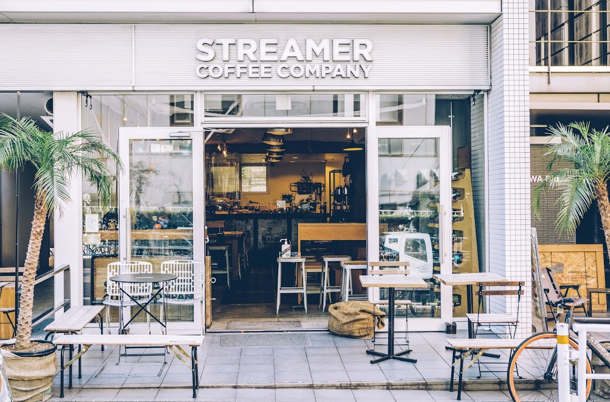 Streamer Coffee Shibuya — Latte Art in a Soup-Bowl Mug